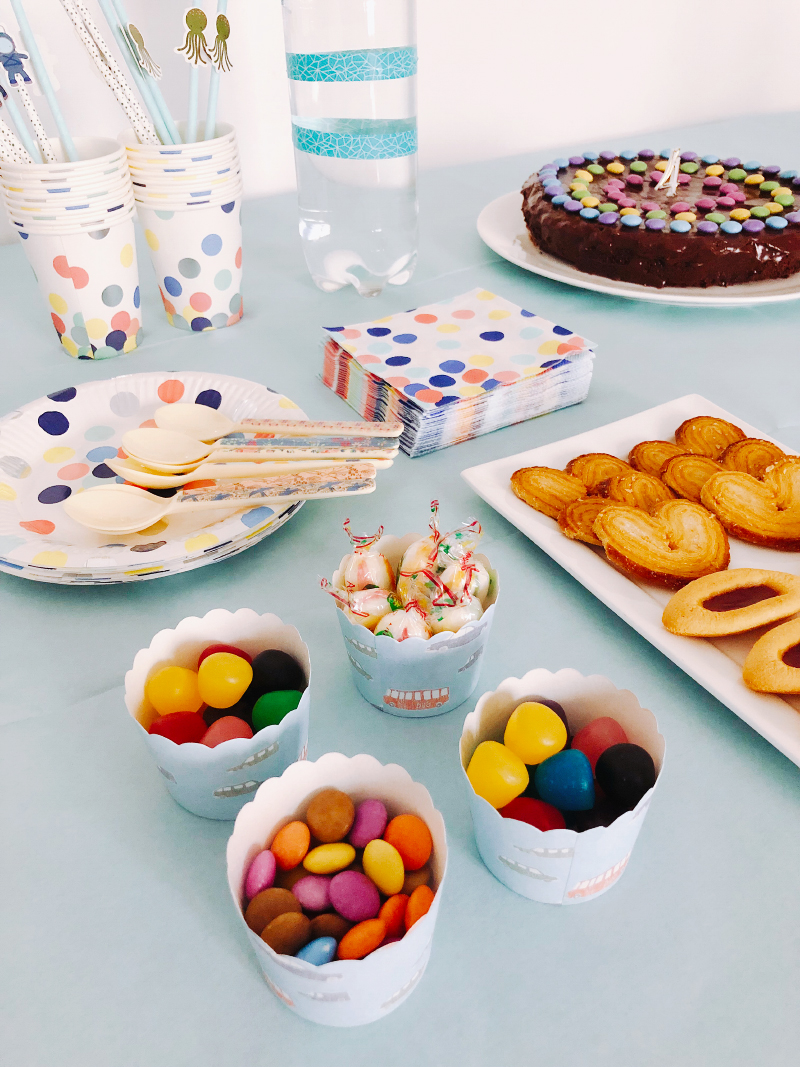Table D'anniversaire Préparée Avec Des Bonbons Pour La Fête Des Enfants
